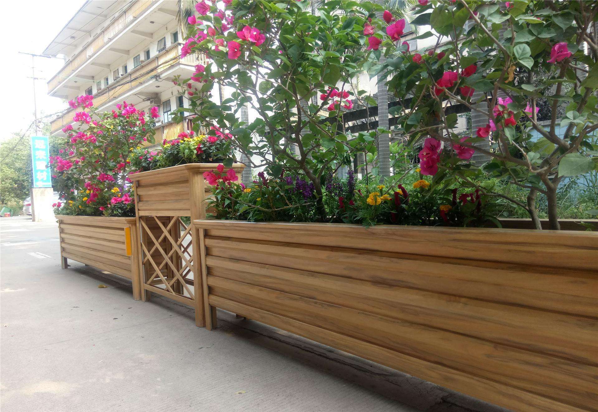 小区仿木花箱哪家好,景观花箱与周围环境融合.