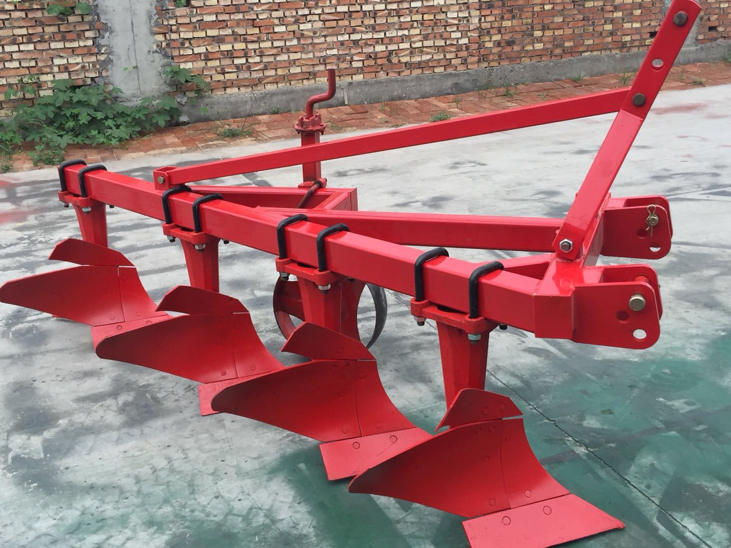 小型多种功能单铧犁 开荒碎铧式犁425铧犁小型四轮机牵引式铧式犁