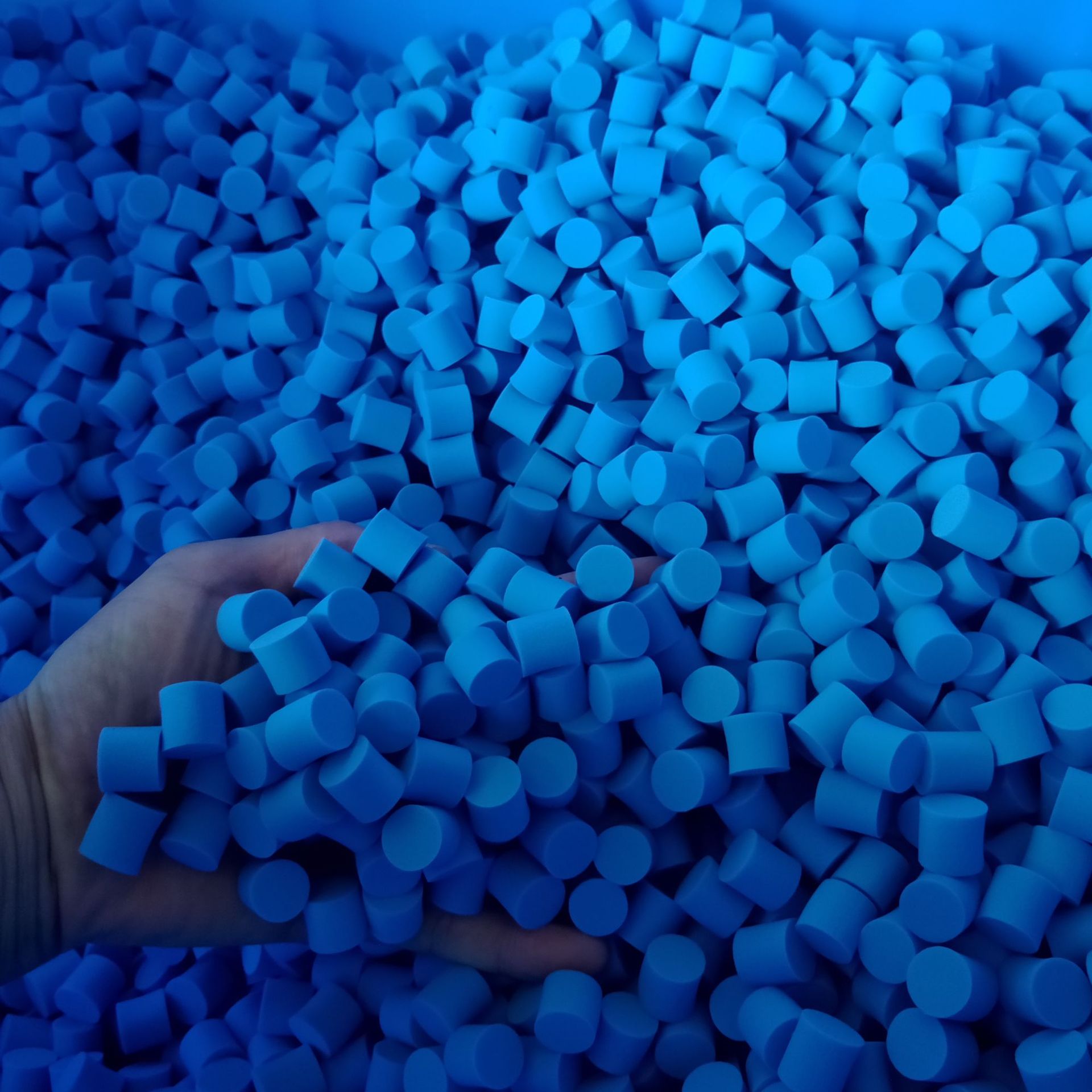 厂价直销高密度pva吸水海绵片材 pva 吸水海绵颗粒 可规格定制