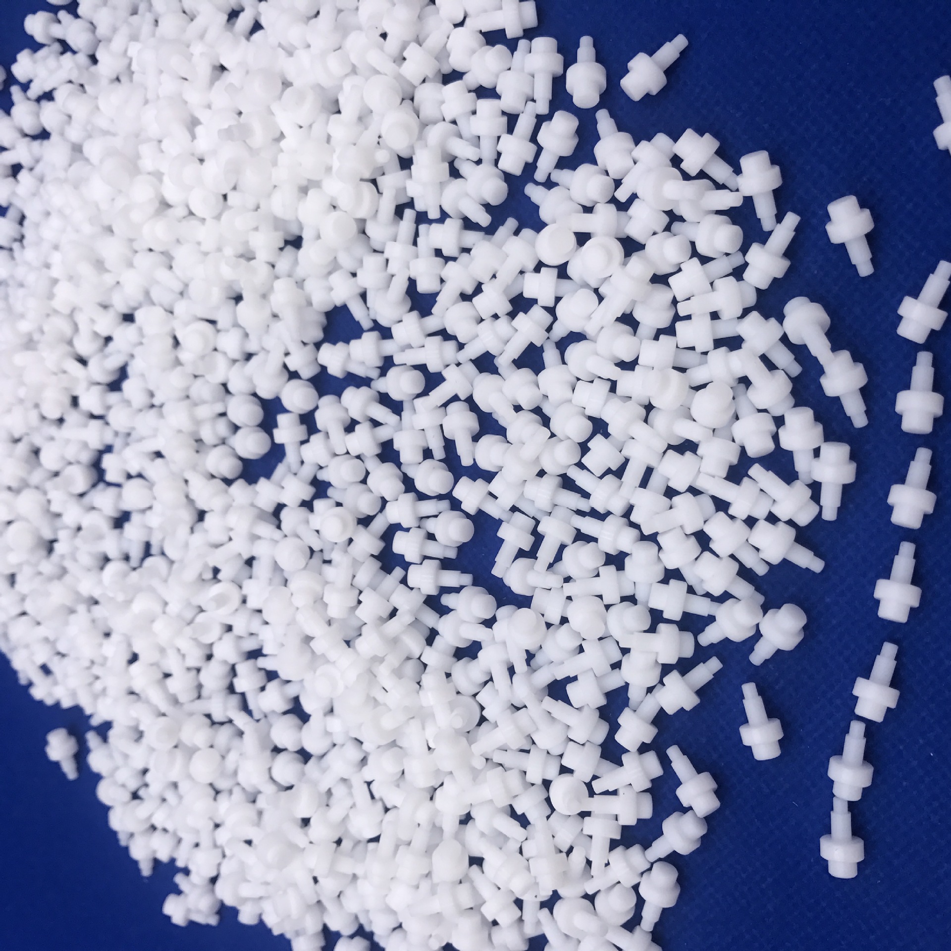 ptf绝缘子ptfe型材性能表:ptfe材料,(聚四氟乙烯)国内俗称:铁氟龙,是