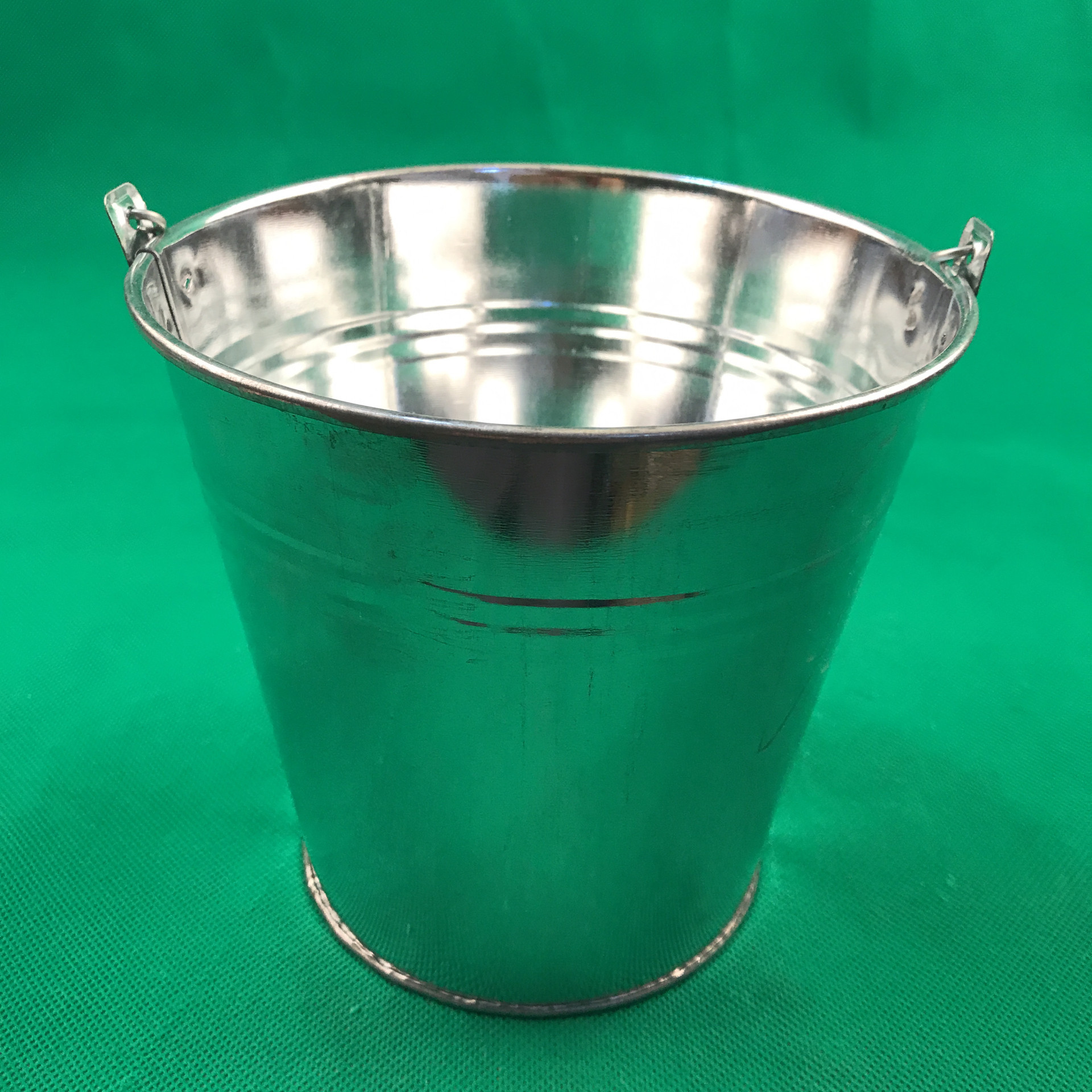 圆形白铁皮桶铁桶消防桶地摊百货加厚家用手提水桶临沂小商品批发