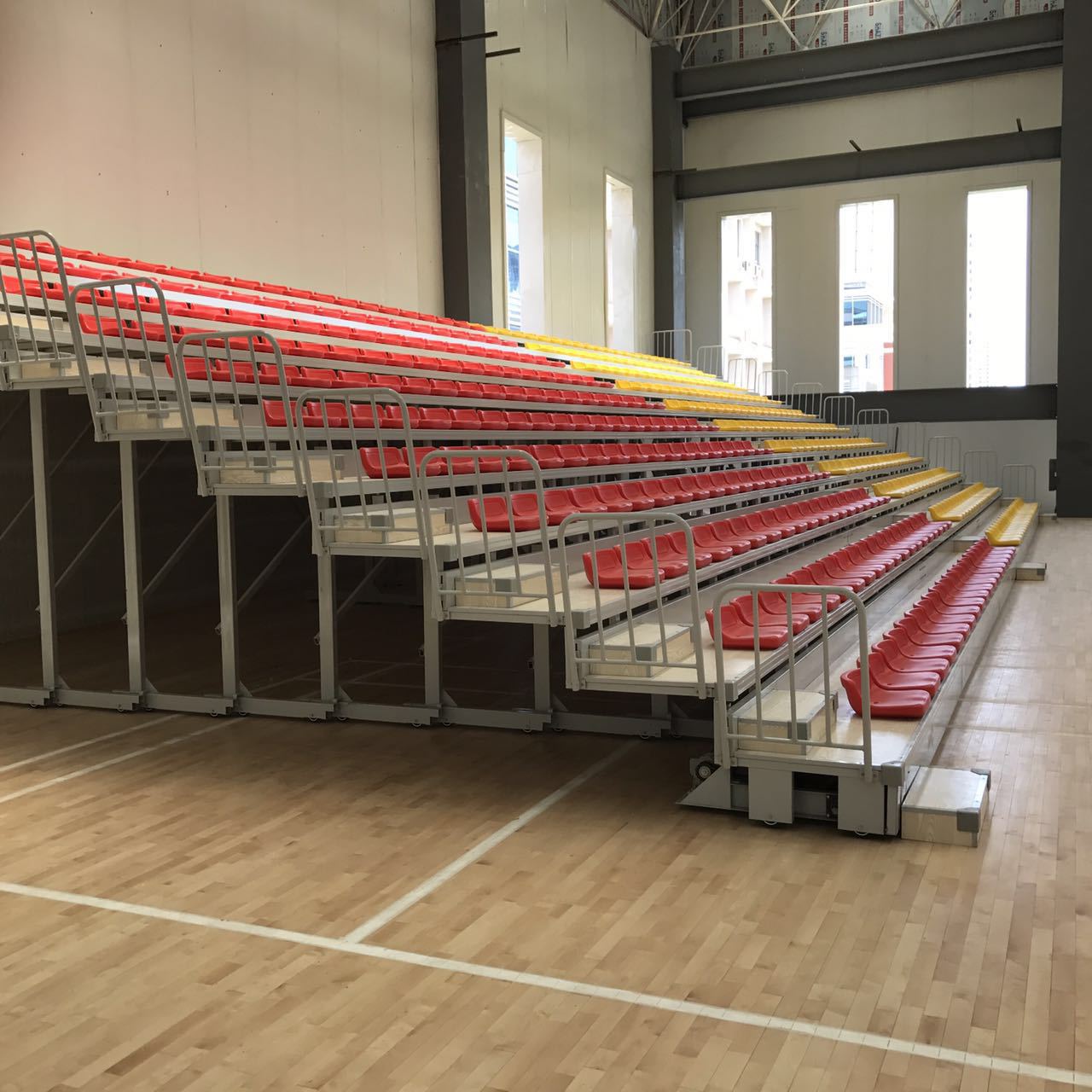 厂家直销室内外固定看台椅中空吹塑篮球场体育场电动伸缩看台座椅-阿