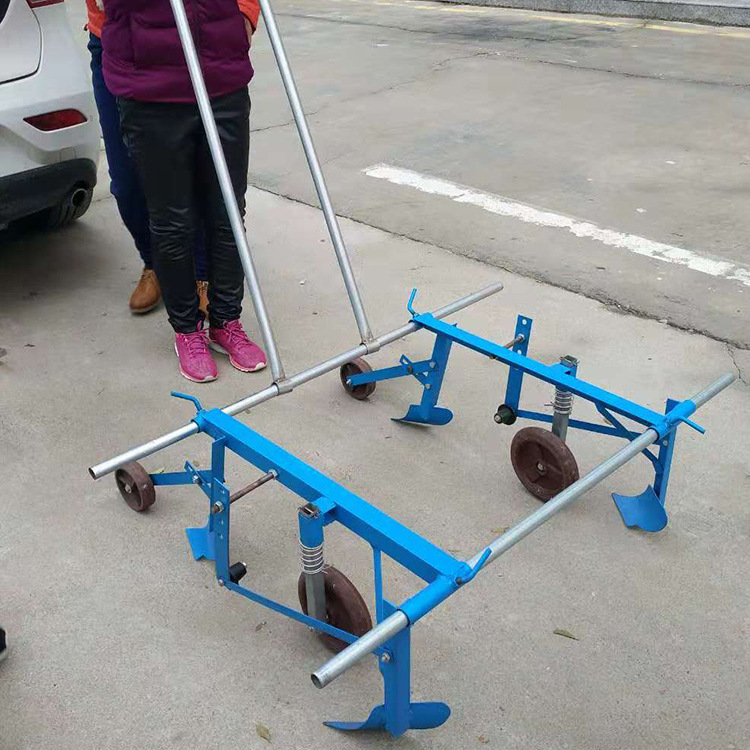 新型人力手拉覆膜机山东青岛家用种花生盖膜的机器不用人工覆土