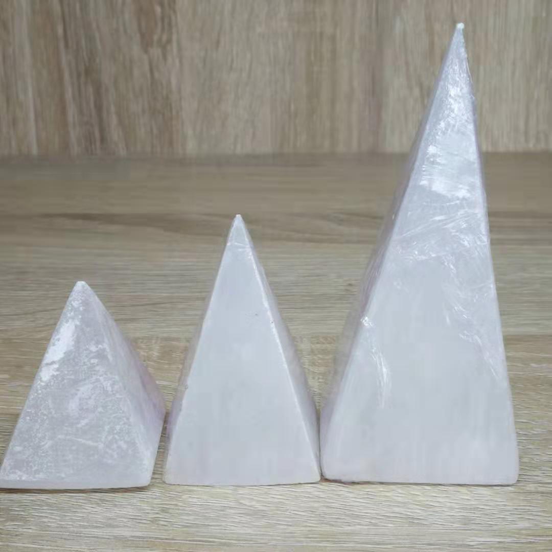 天然透石膏金字塔锥状4cm6cm10cm三款居家饰品摆件石膏批发