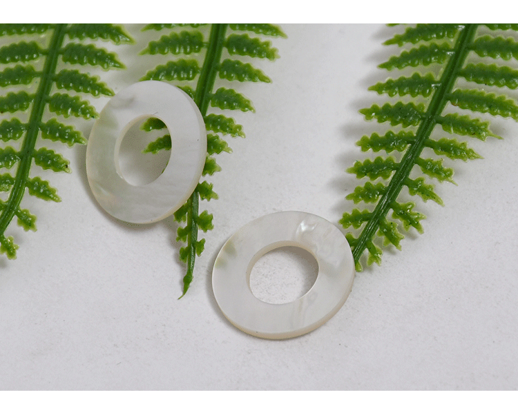 番禺宝石工艺品厂家批发圆形有孔白贝母片 加工定制天然挂饰配件