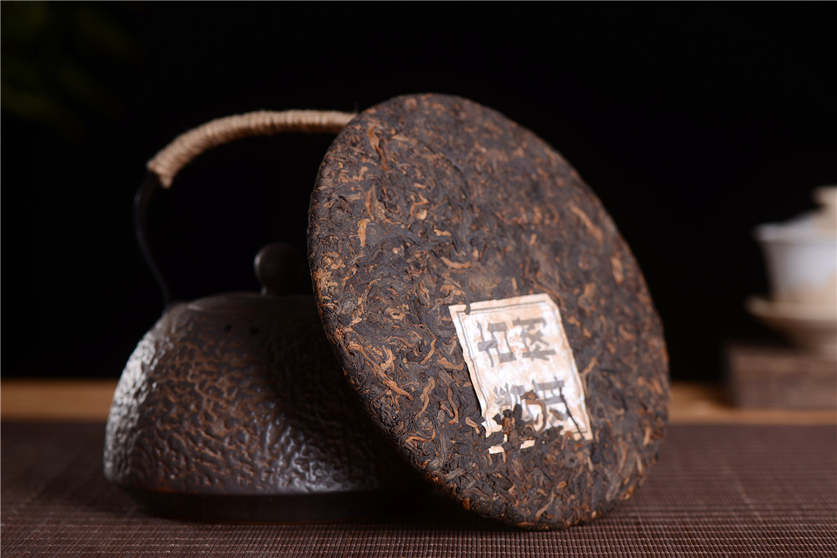 云南普洱茶 经典勐海金芽易武熟茶云南普洱七子饼 357g 贴牌 定制