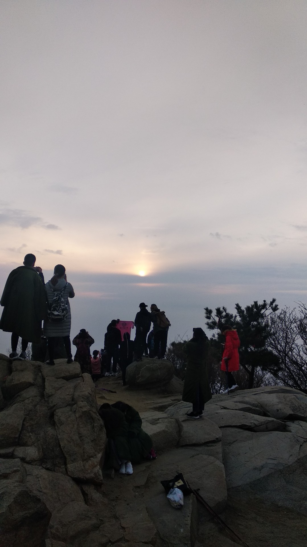 带俩娃去泰山看日出