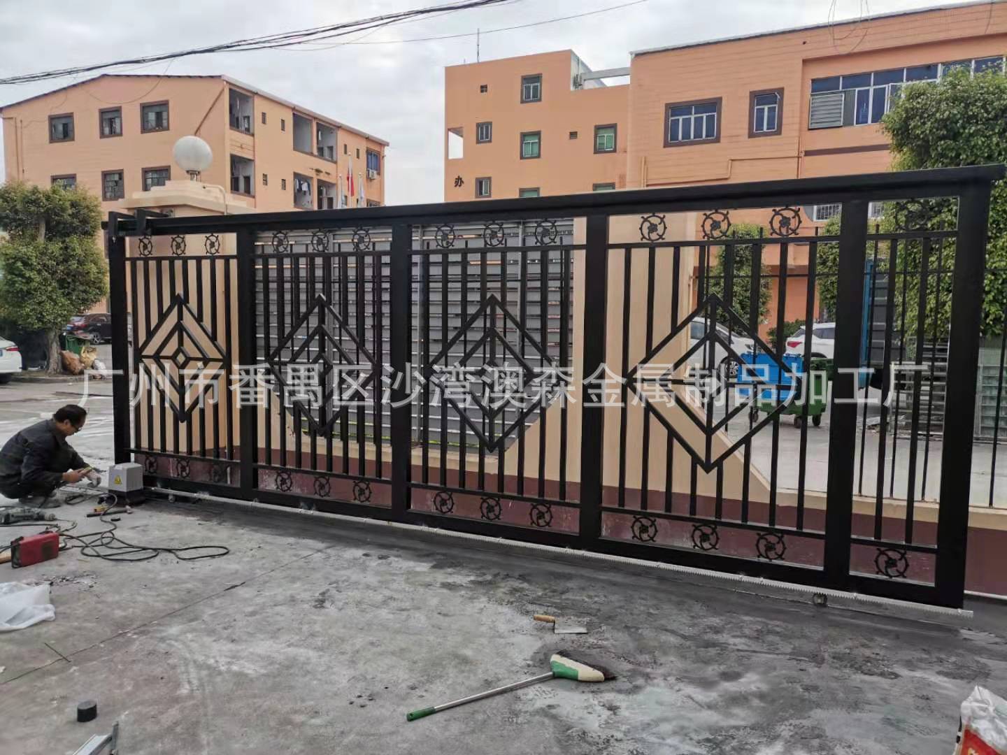 生产厂家订做工厂门口黑色烤漆铁艺电动大门简易平移电动铁艺大门