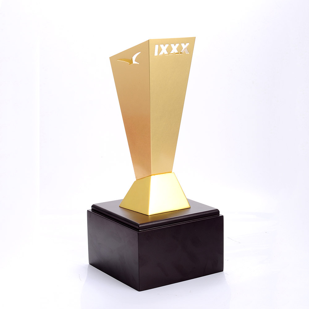 创意铜折弯金属奖杯定做新款年会颁奖运动比赛木底奖座家居摆件