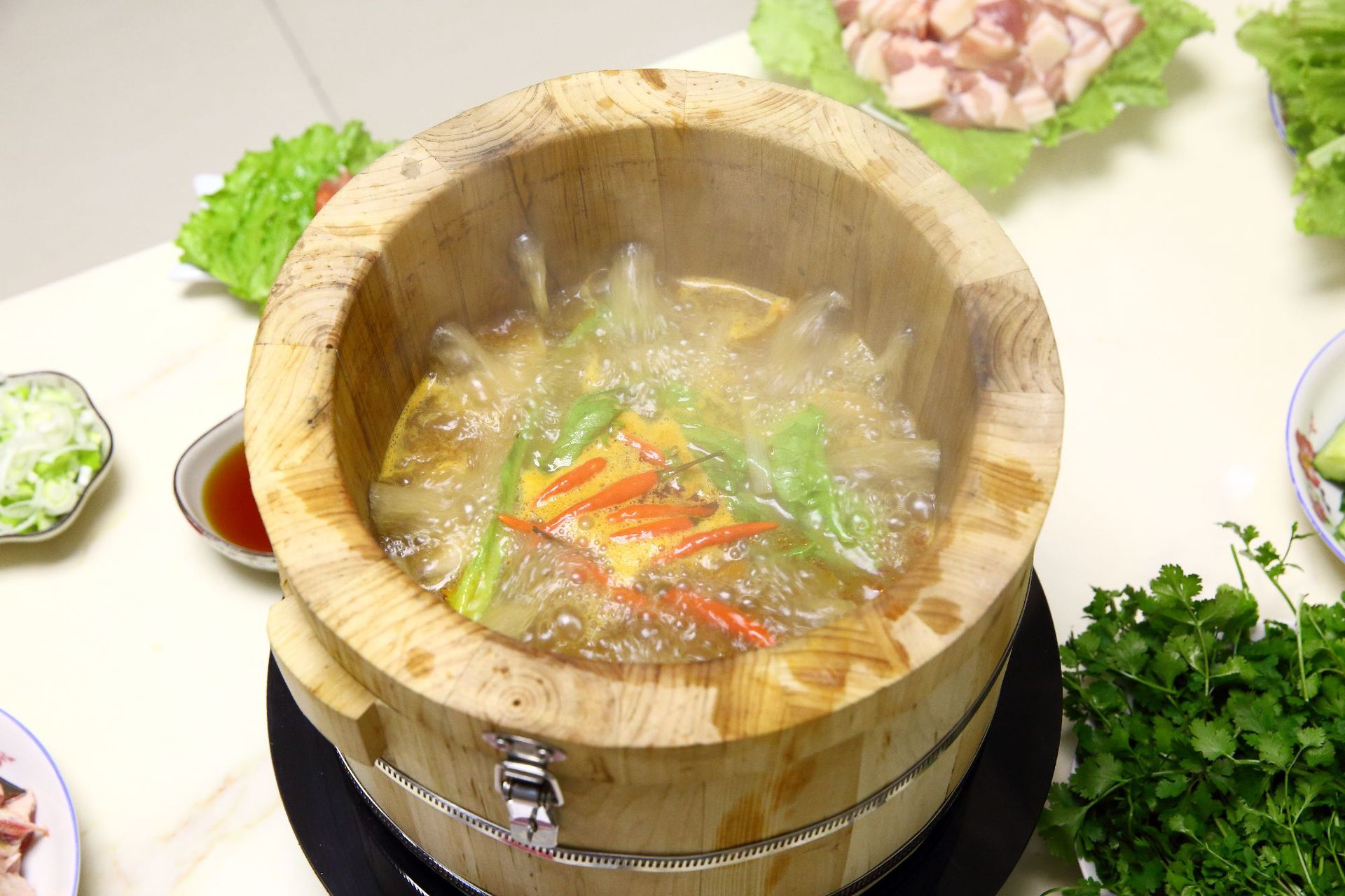 厂家直销木桶锅 九孔喷泉木桶鱼锅 餐厅多用途木桶锅