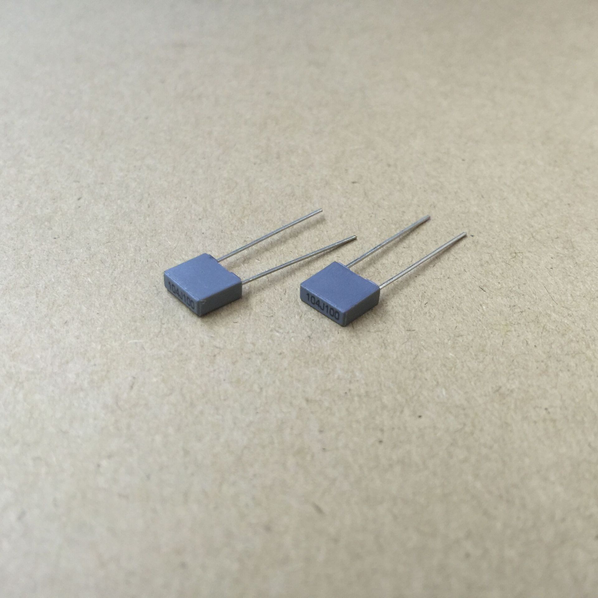 灰色校正电容 104j100v p5 长方形校正电容