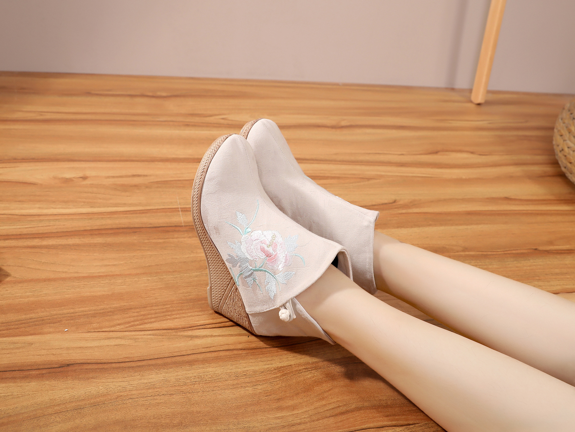 老北京布鞋女春秋复古民族风绣花女布鞋坡跟单靴中帮休闲一件代发