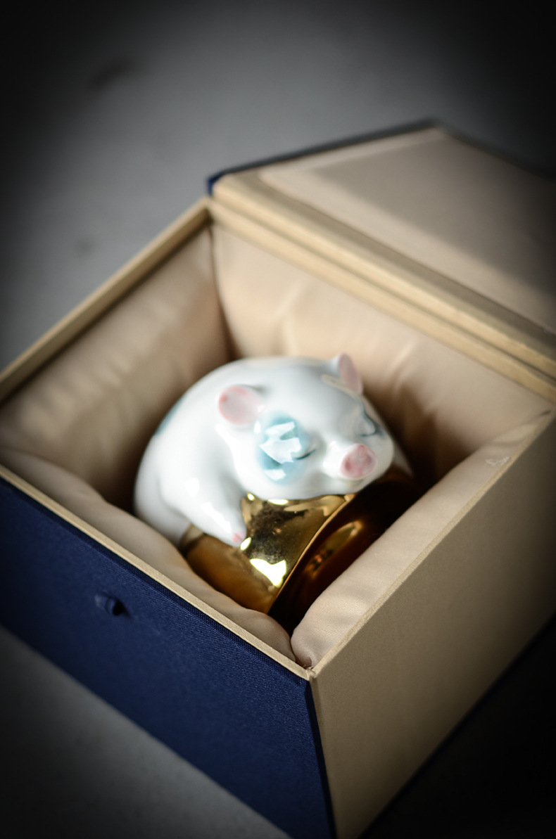 《猪元宝》猪抱元宝财神猪摆件2019春节新年装饰品景德镇手工萌宠