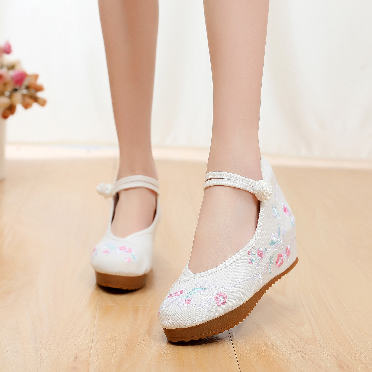 梅花绣花鞋民族风