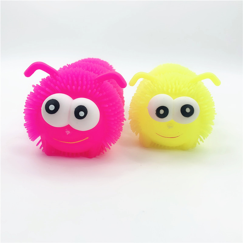 地摊热卖热销超大四节闪光毛毛虫发光毛毛球玩具新奇特闪光发泄球