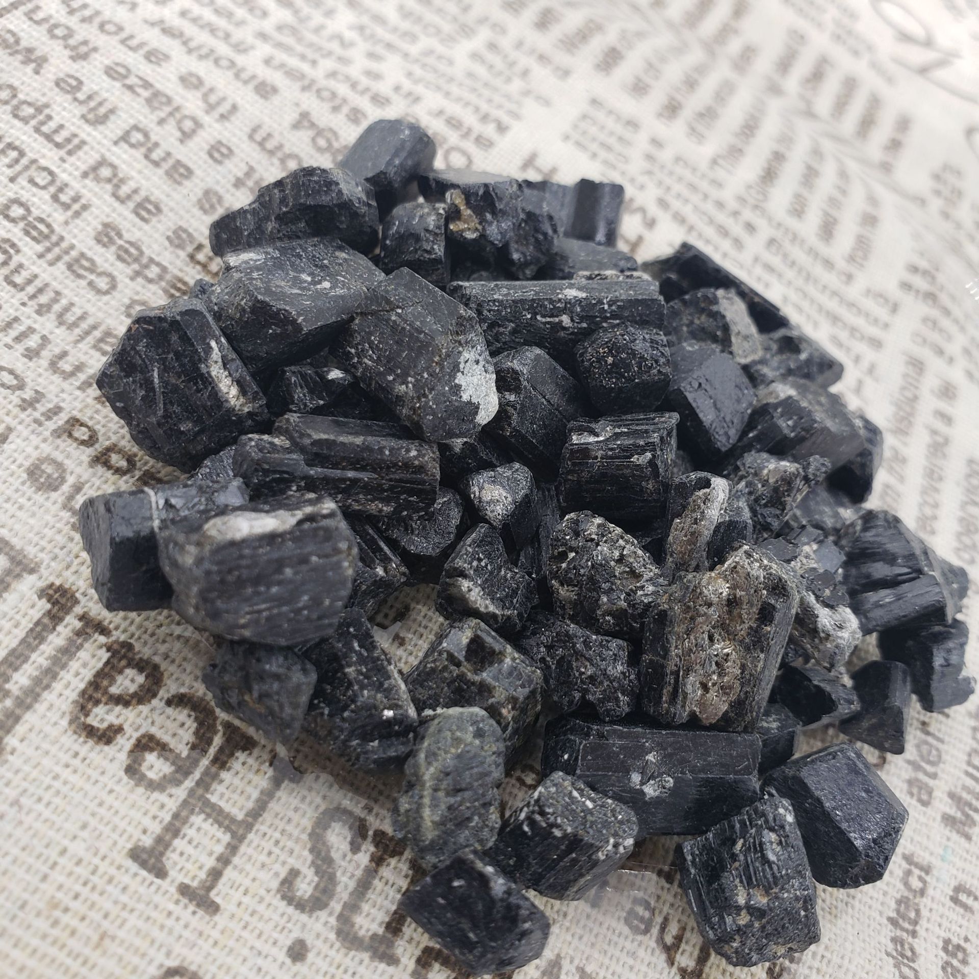 厂家供应 电气石 新疆晶体电气石 黑色电气石颗粒 托玛琳颗粒