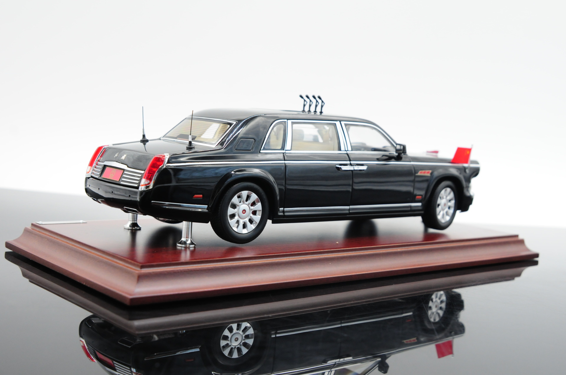 红旗70周年检阅 汽车模型 纪念红旗阅兵车红7600j 1:24黑色