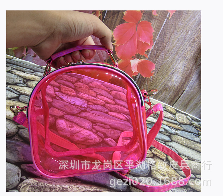 Девушка с маленькой сумкой