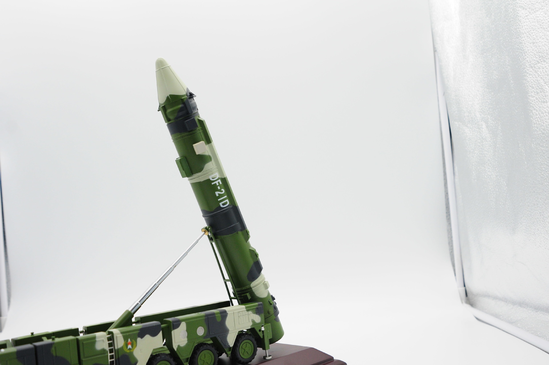 热销导弹车df 21d中程反舰弹道1:35仿真金属模型静态车模摆件收藏