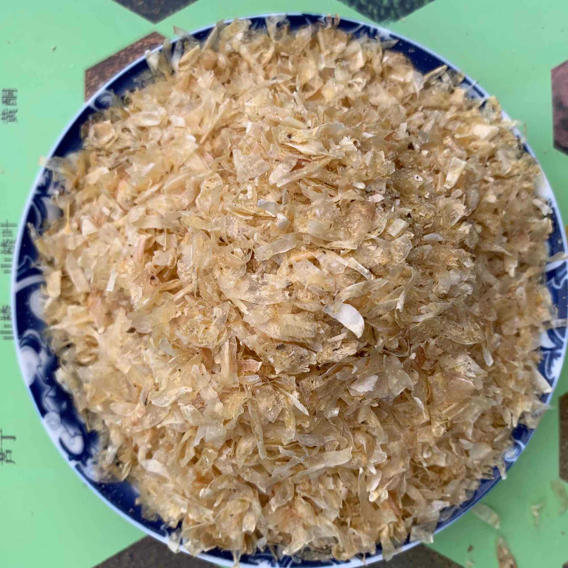 大量现货大蒜皮牛羊马饲料白色大蒜皮压块牛羊植物性饲料