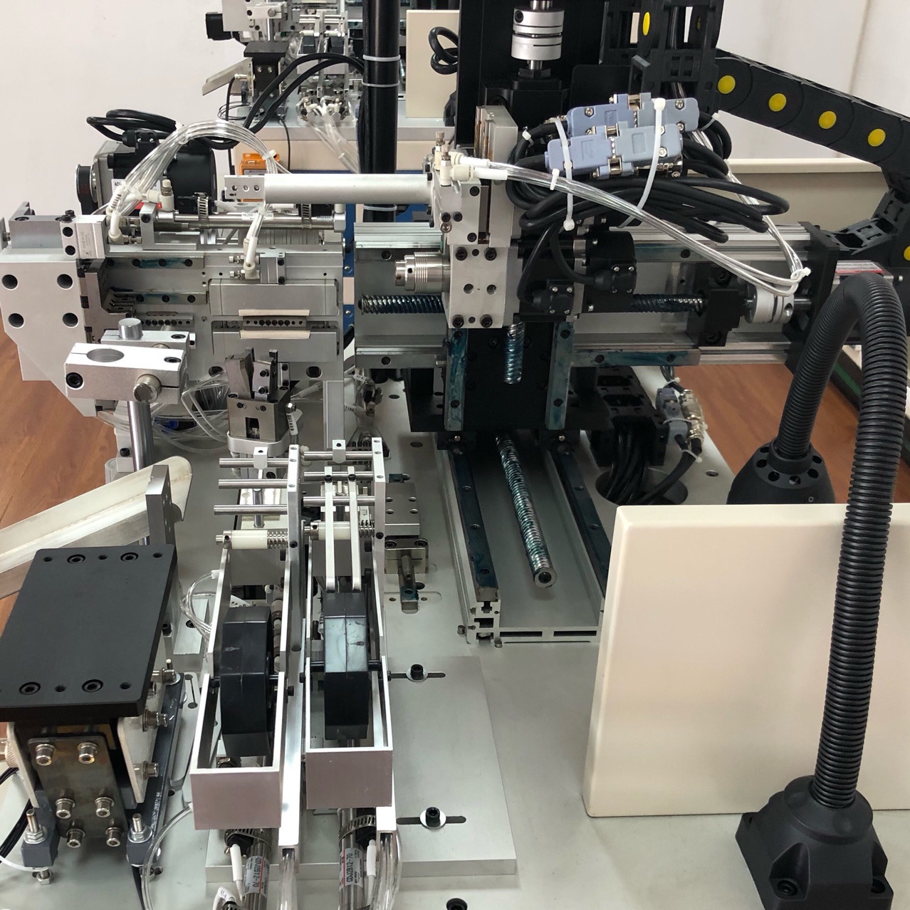 全自动穿套管绕线机卷绕线包挡墙胶带安规变压器多功能自动化生产