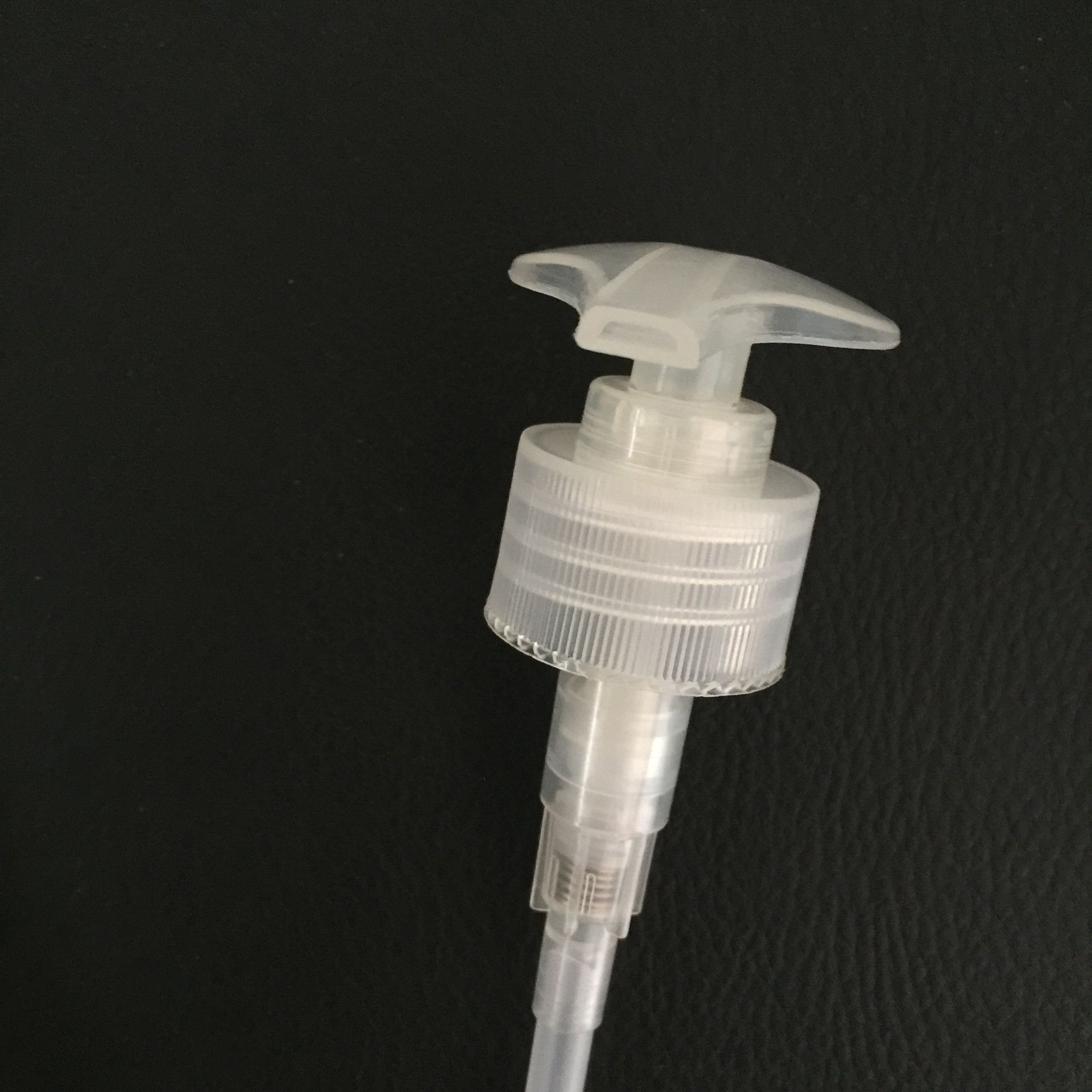 28牙塑料乳液泵 按压鸭嘴泵头 塑料螺旋压嘴泵 沐浴露喷头挤压头