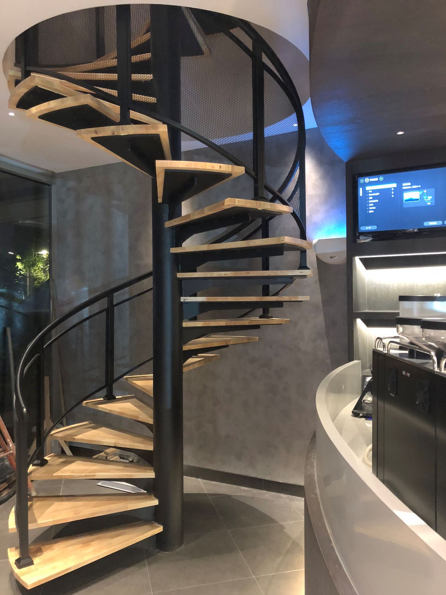 佛山厂家 铁艺旋转楼梯 钢结构螺旋隔楼梯 餐厅时尚钢木楼梯踏步