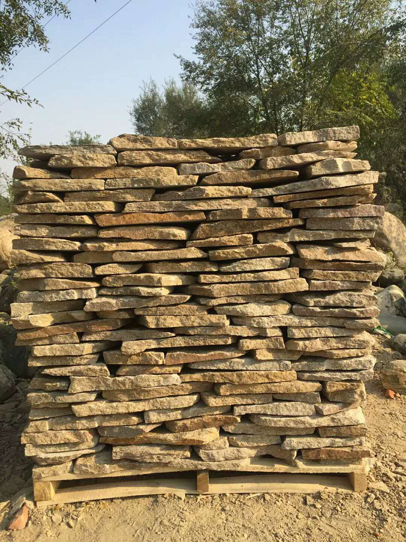 厂家直销 虎皮黄片石 乱型石铺地石 天然碎拼石 园林景区地面