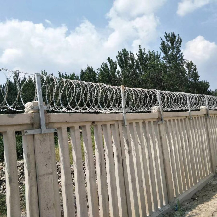 小区围栏防盗带刺钢丝网厂区围墙防爬越刀刺滚笼养殖场墙头圈刺网