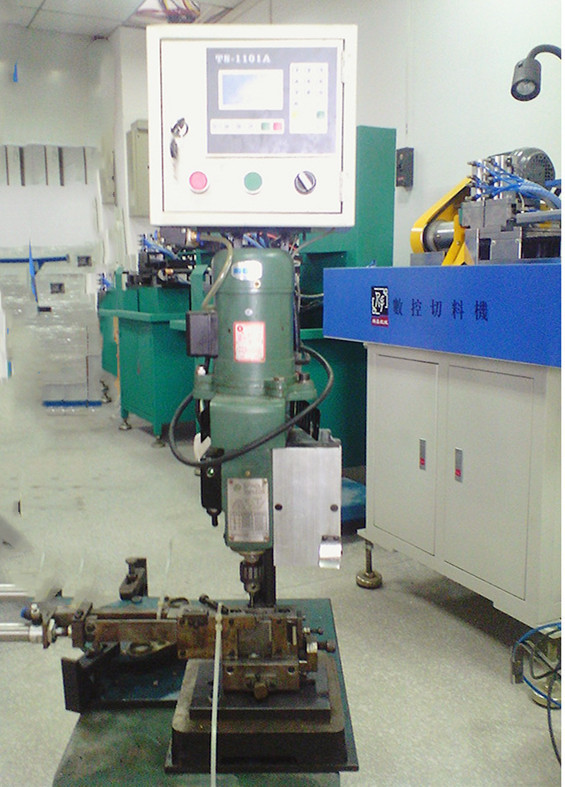 深圳厂家供应全自动五金表带零件钻孔机 半自动可调钻孔机可定制