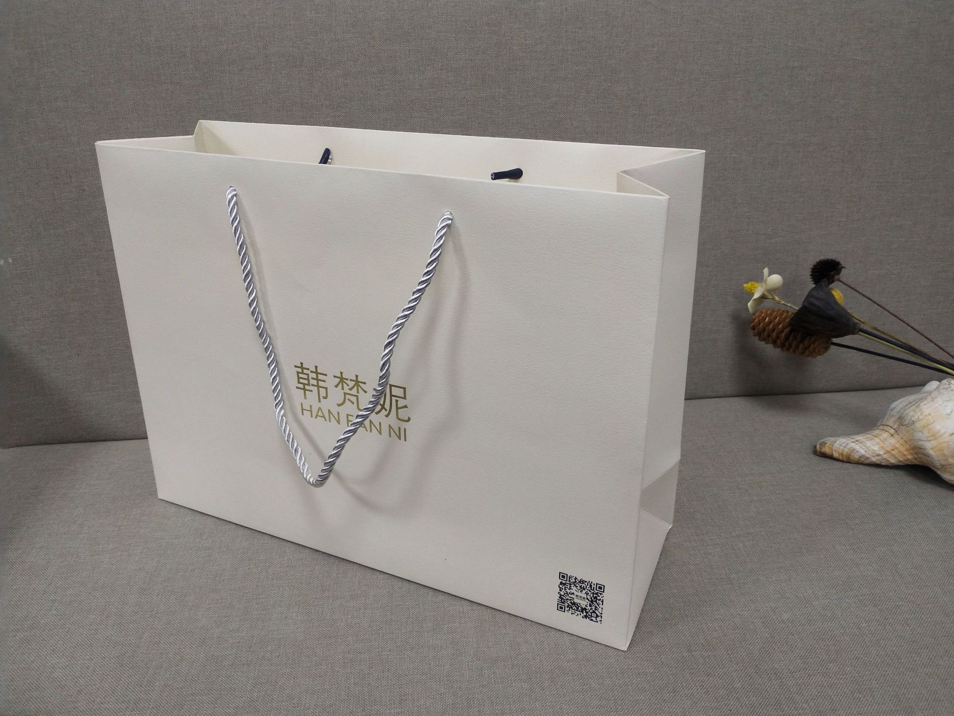 品牌服装纸袋实体店用纸袋白色高档荔枝纹手提袋
