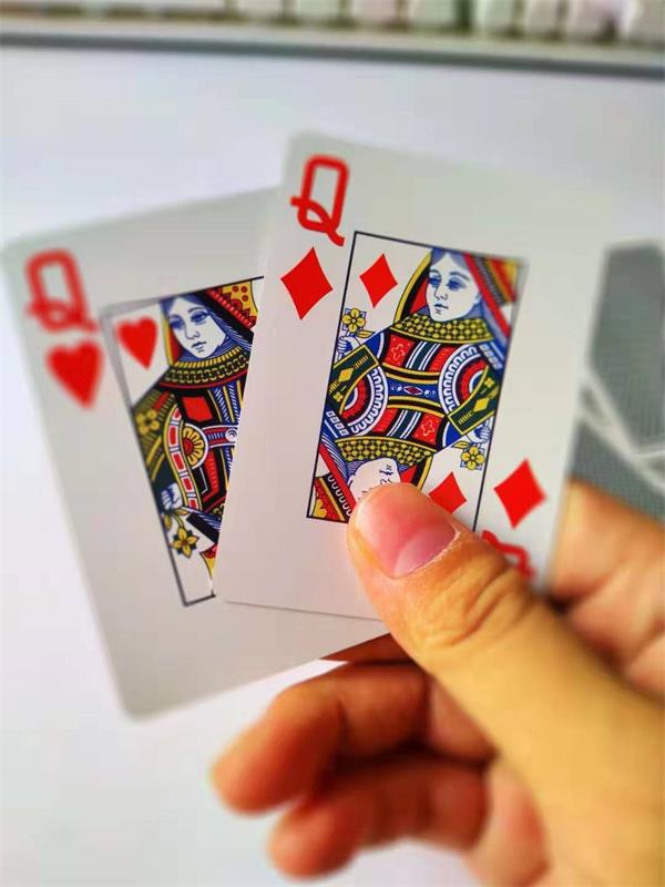 梅花q中的人叫阿金尼,手持蔷薇花,代表战争和解.