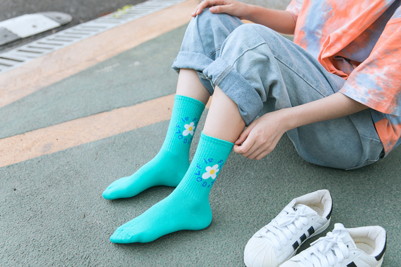 小花简约潮流棉中筒袜子 泫雅长袜女袜情侣运动滑板袜