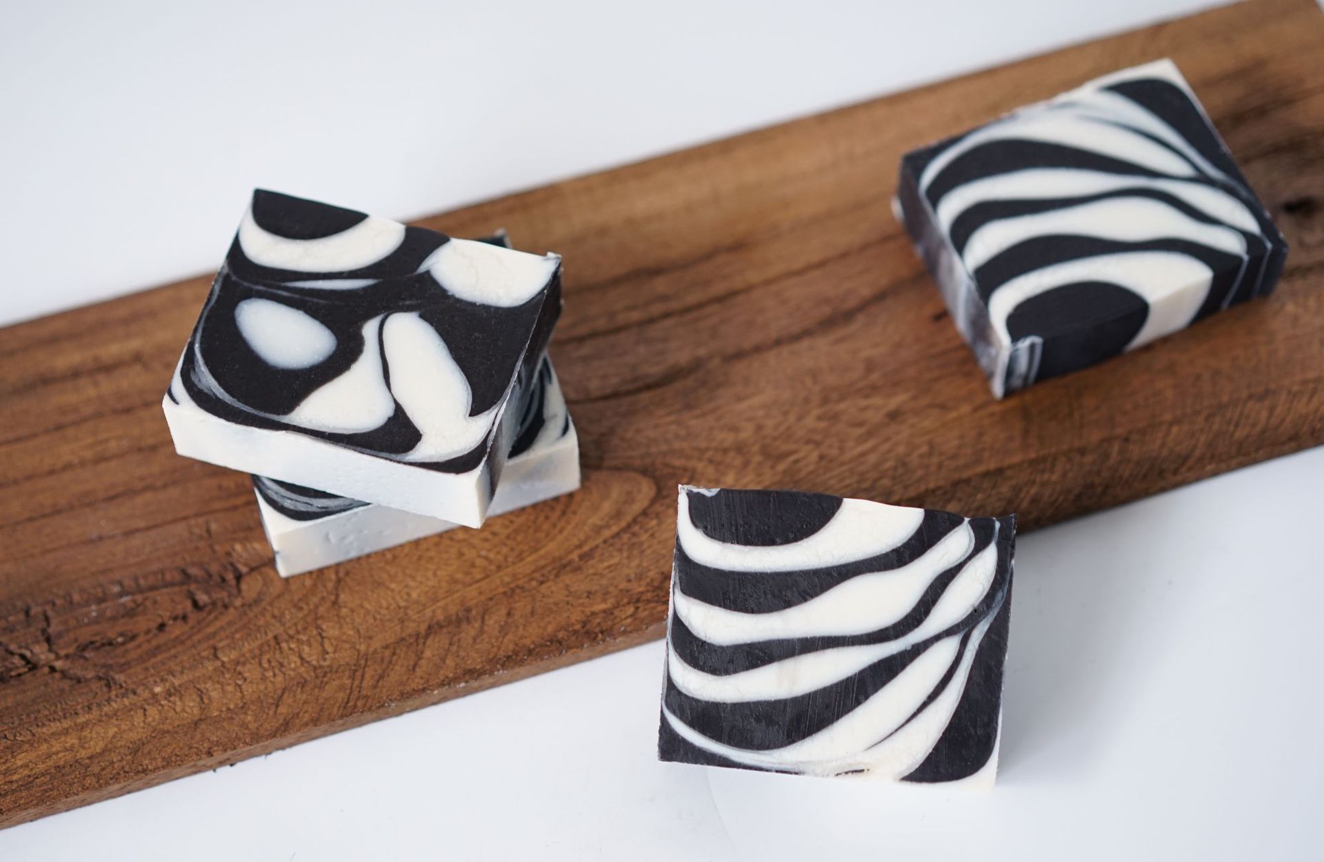 竹炭牛奶冷制手工皂 洁面皂渲染皂 oem代工现货定制免费logo 药皂