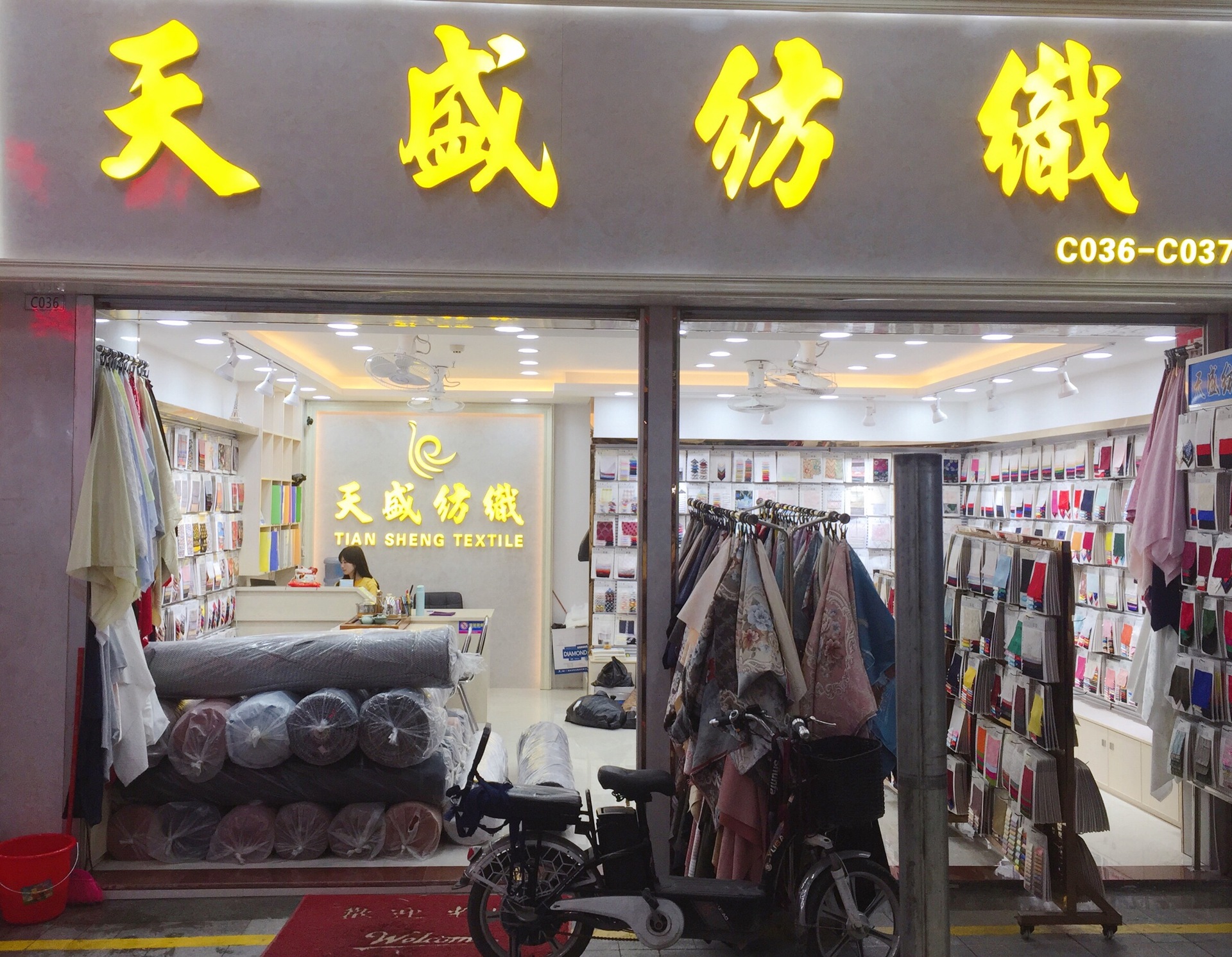 厂家直销双层铜钱花时尚女装连衣裙短裙短裤外套提花面料现货批发