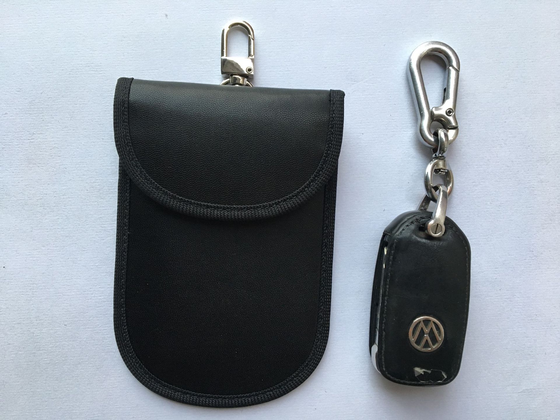 采用高档环保pu材质,内部rfid屏蔽面料,100%屏蔽汽车钥匙信号