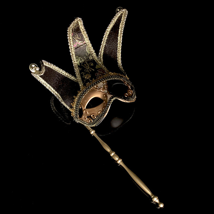 手持威尼斯面具