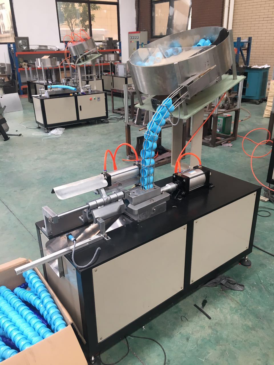 全自动瓶盖翻盖合盖组装机 酒盖组装机 加垫片机 气管件组装机