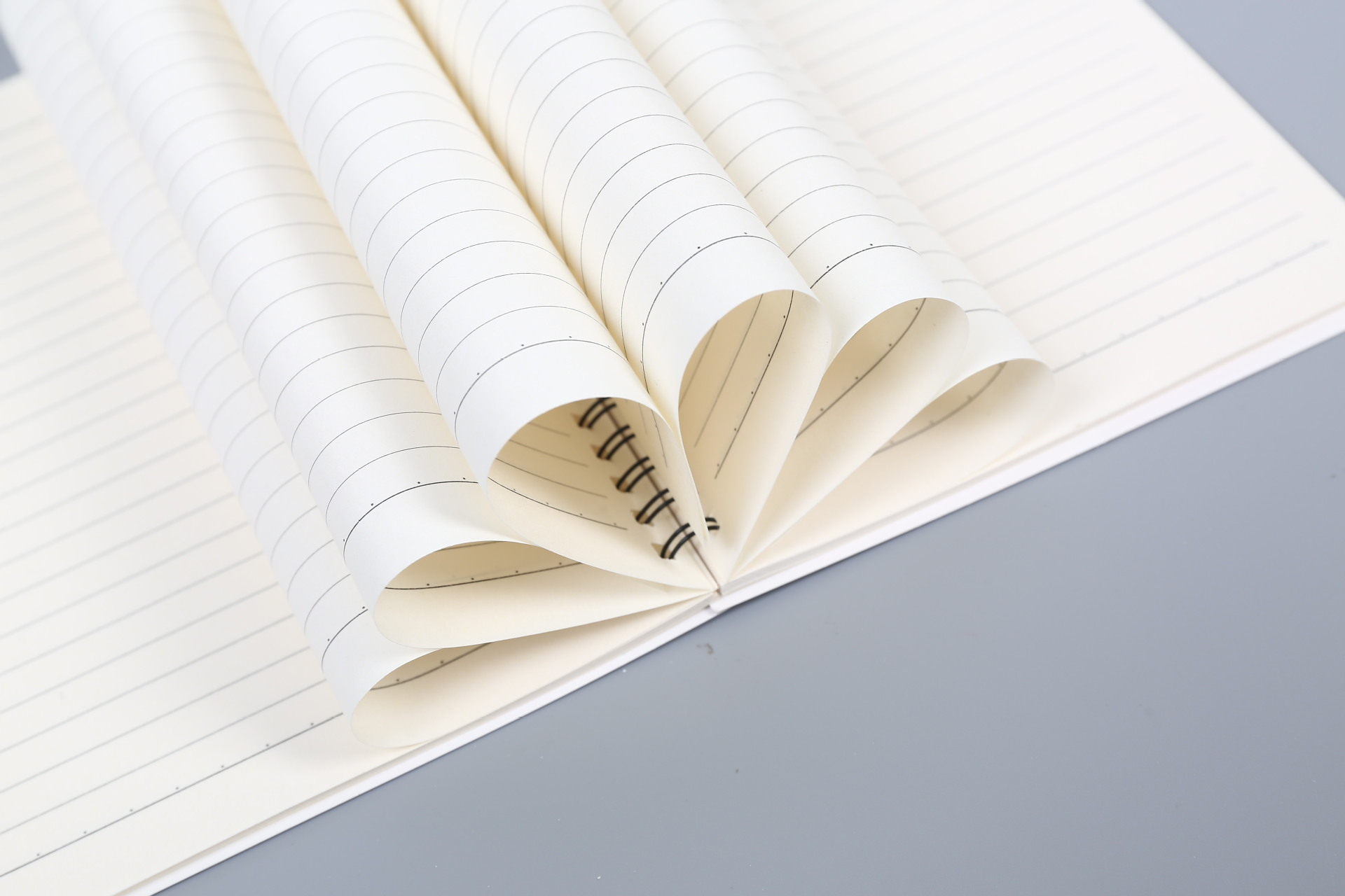 a加厚款a5线圈本小清新简约卡通记事本日记本办公螺旋笔记本0.152