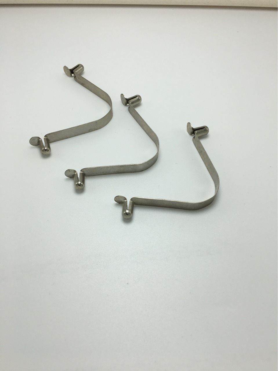 五金弹片_厂价供应休闲器材双珠v型弹片管内定位五金弹片弹片 - 阿里