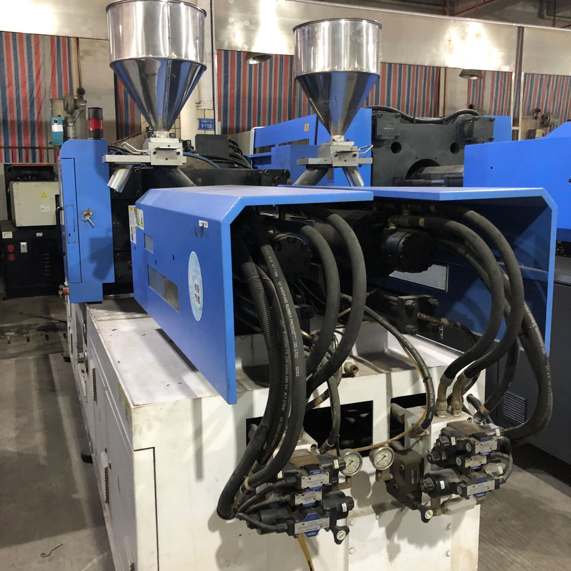 t双色注塑机,伺服机,型号fb-140rv,201年4月份出厂,螺杆直径有28/28