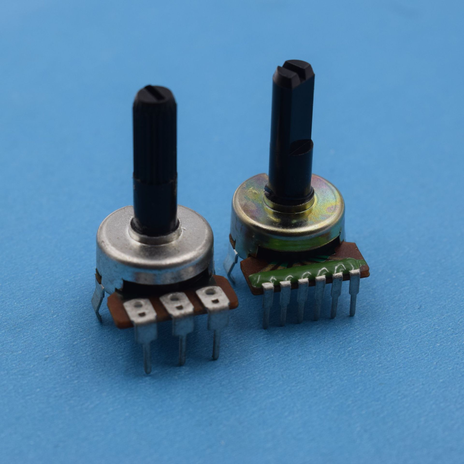 r1615型双联电位器带飞机支架旋转可调碳膜功率电位器直线式b500k