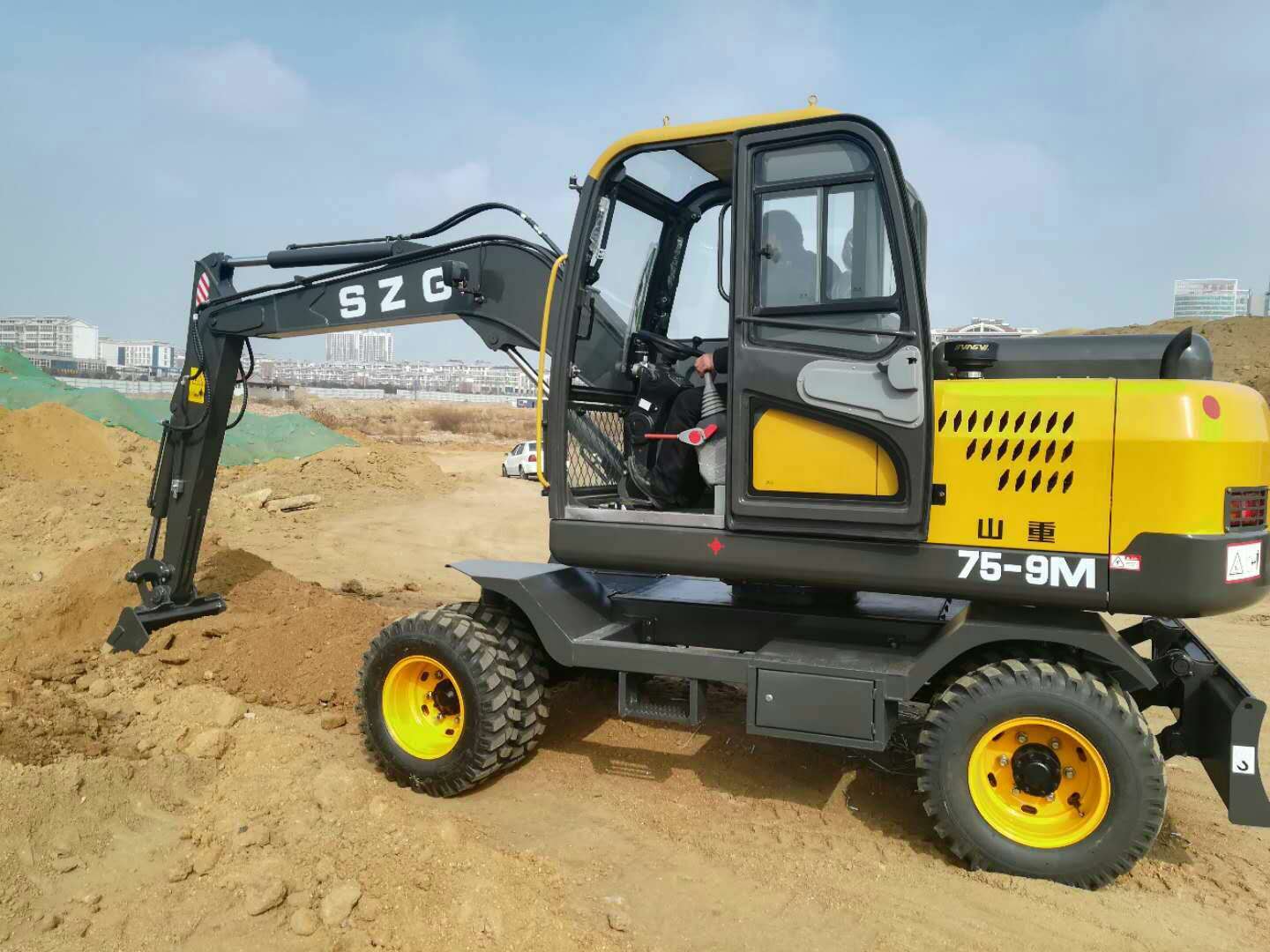 高配小型轮式挖掘机价格多功能小型挖掘机挖掘破碎设备