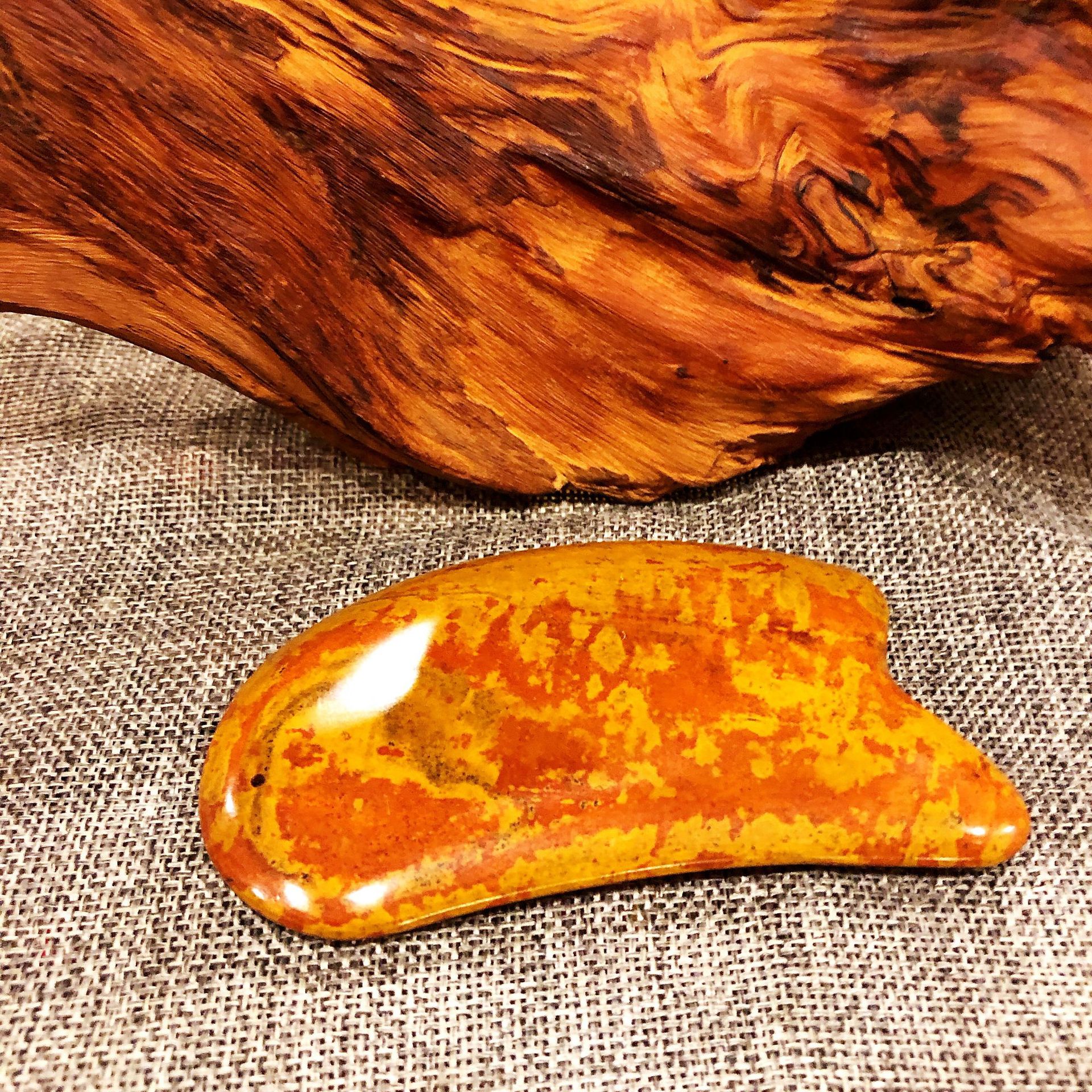 泗水圣仁砭石 红黄相间泗水红砭石刮痧板 润度高厚度适中刮痧