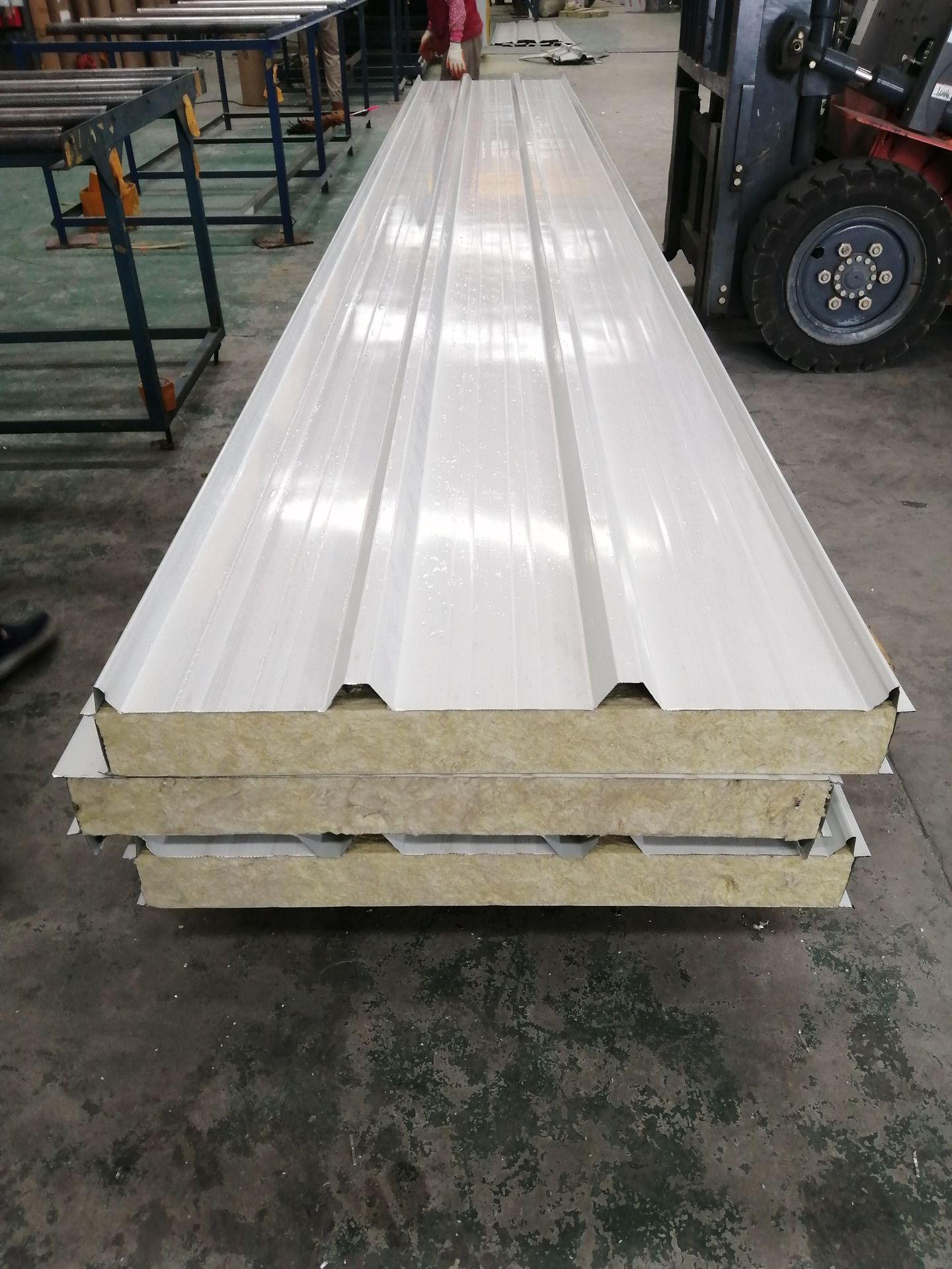 厂家供应彩钢屋面瓦 防火隔热 屋面材料 彩钢复合岩棉瓦 彩钢瓦