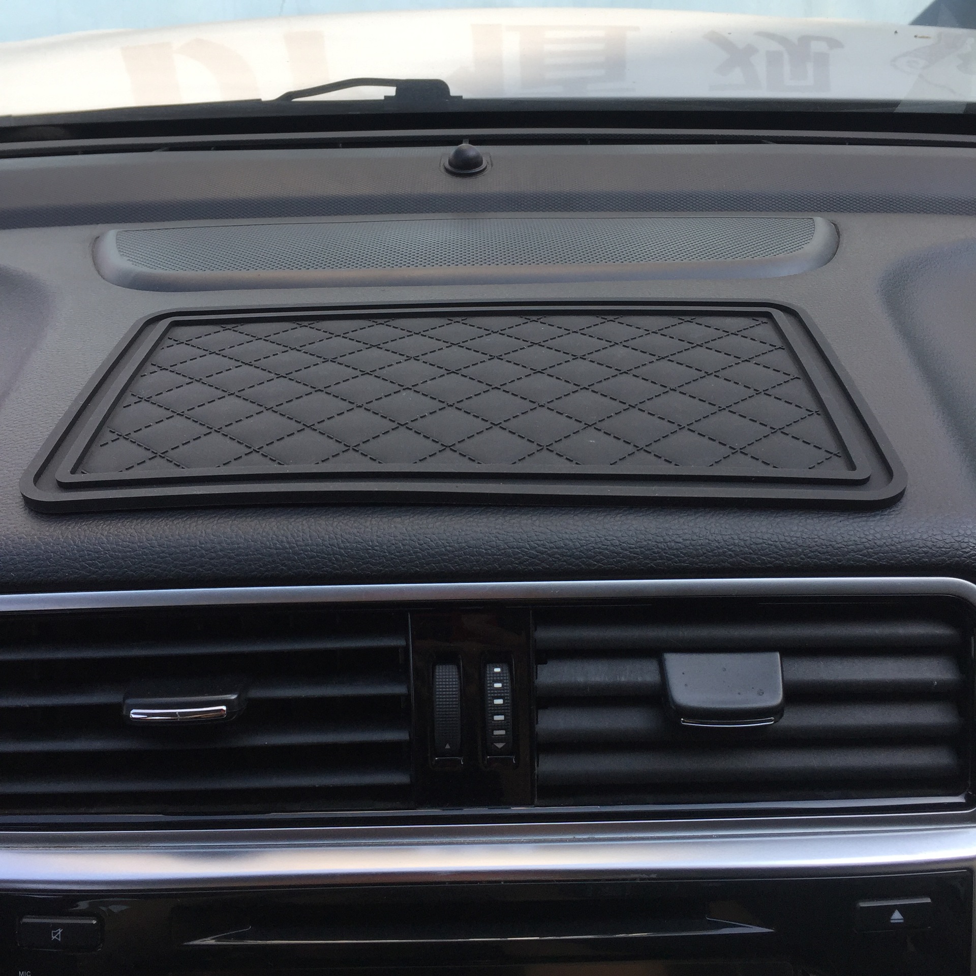 汽车防滑垫 车用手机防滑垫超大车载置物垫 耐高温仪表台汽车用品