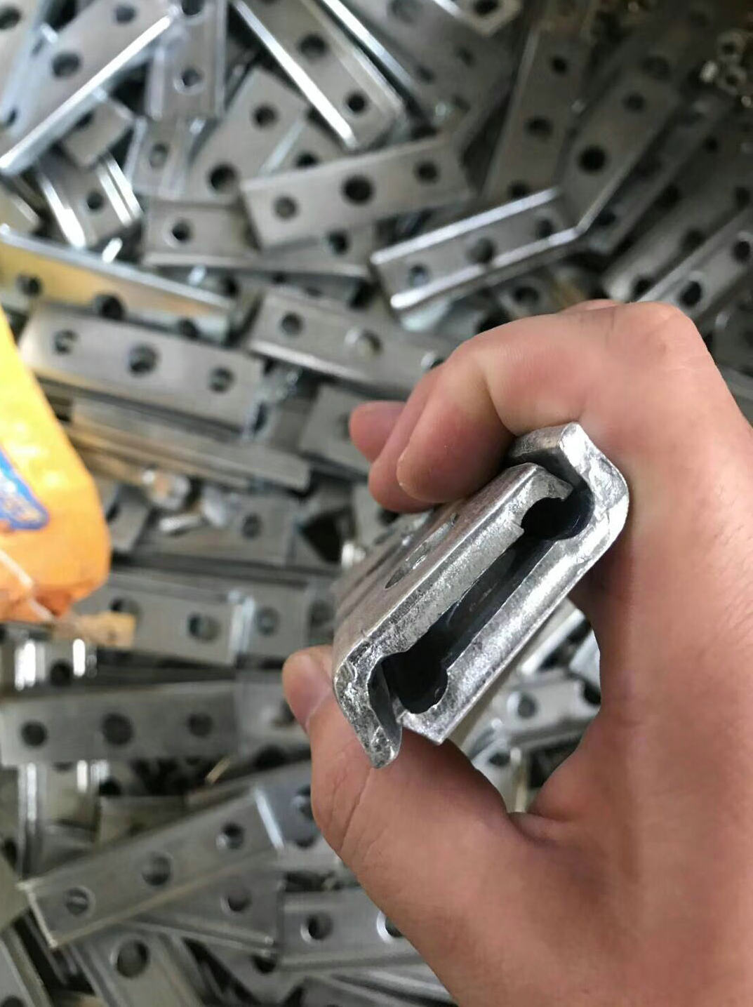 镀锌夹板 钢绞线紧固件 单槽夹板 通讯器材 三眼双槽夹板