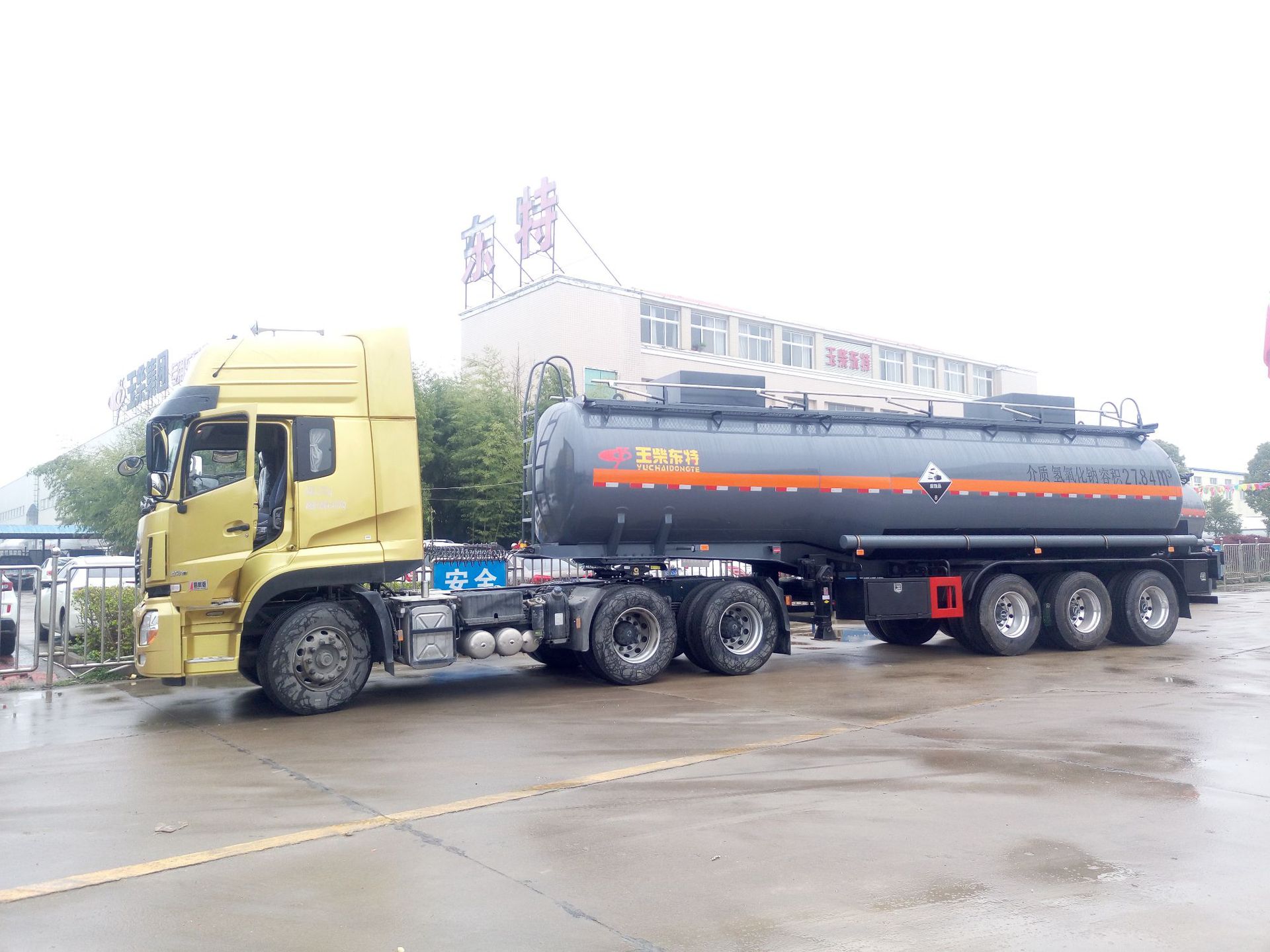 氟硅酸防腐罐式运输挂车 乙酸,冰醋酸半挂槽罐车 规格图片