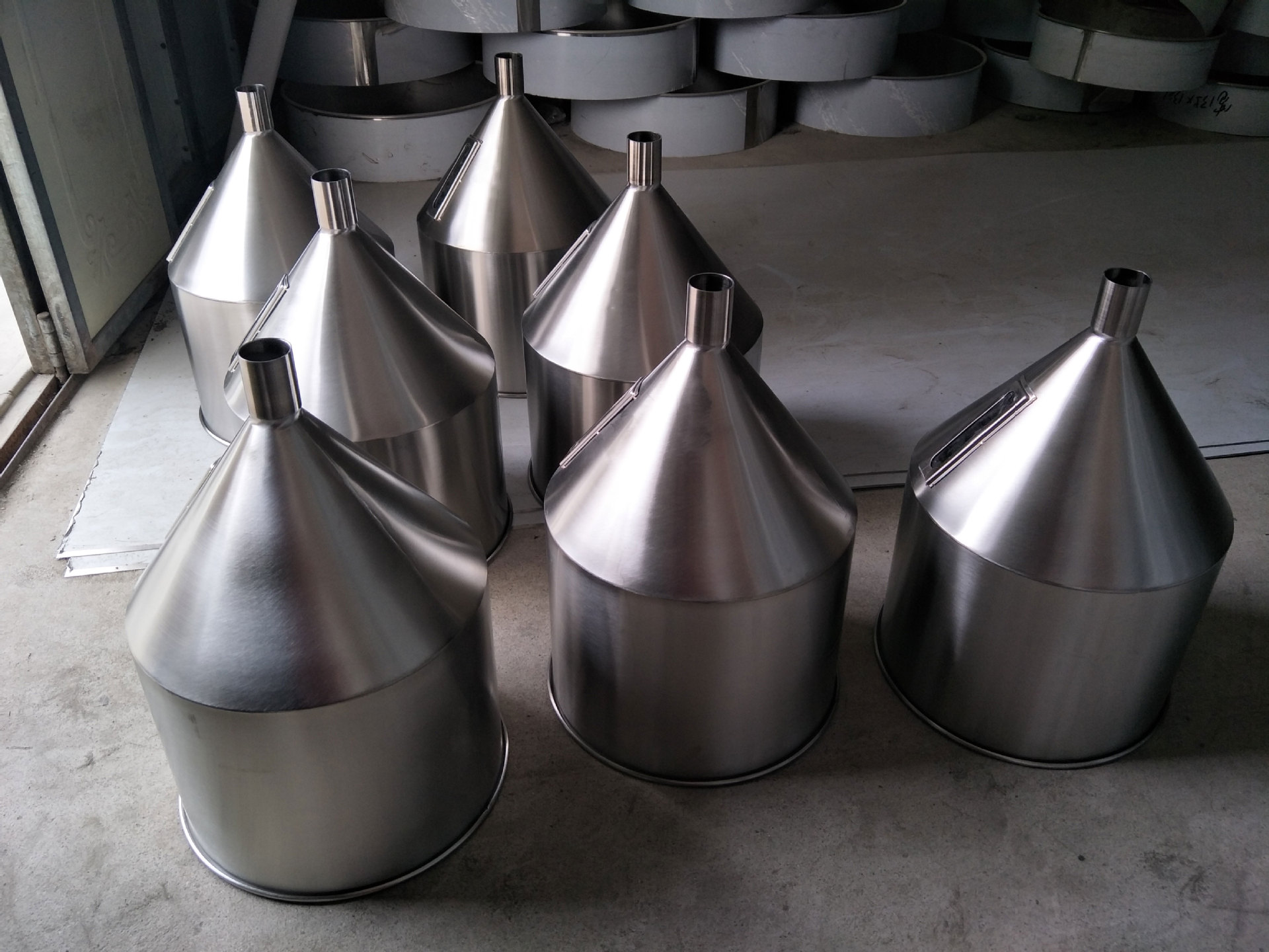 304不锈钢锥形料斗 膏体液体筒 灌装机配件 物料落料桶 储料斗