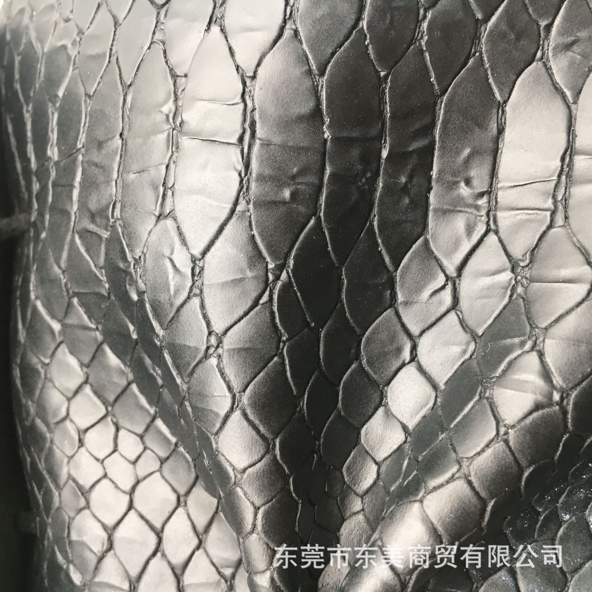 pu/pvc仿古复古蛇皮纹高光蛇腹纹收纳皮箱革鞋材革人造革仿皮面料
